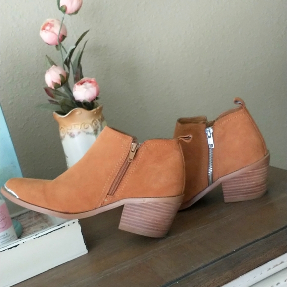 Look new! DV ankle, double side zip, size 7.5M, no marks or stains - Picture 3 of 9